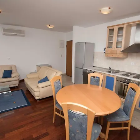 アパート Makarska Apartment